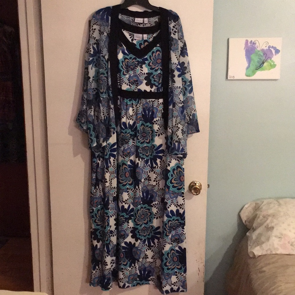 Removable elbow length cover/jacket.  Very nice!